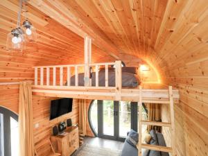 - une chambre avec des lits superposés dans une cabane dans les arbres dans l'établissement The Hideaway Pod, à Criccieth
