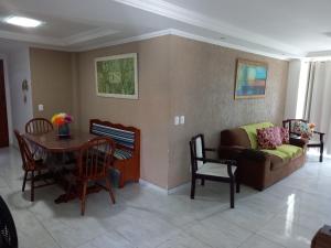 a living room with a couch and a table at Apto de 2 quartos vista pro mar de Itaúna in Saquarema