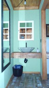 y baño con lavabo y espejo. en Chalé Alpino, en Apiúna