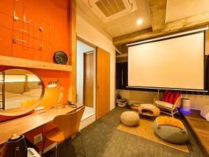 um quarto com um grande ecrã de projecção num quarto em Mange Tak Resort Onomichi em Onomichi