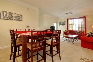 una sala da pranzo con tavolo e sedie rossi di 2302 Crow Creek Drive a Calabash