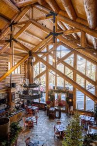 ein großes Holzgebäude mit Tischen und Stühlen darin in der Unterkunft Blue Collar Boutique: Affordable Adventure in Telluride