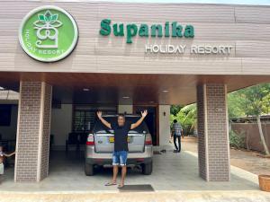 Hotel SU kataragama في كاتاراغاما: رجل واقف امام مستشفى