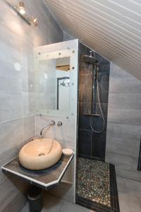 A bathroom at ORKY-MEL