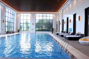 Bazén v ubytování Wyndham Grand Plaza Royale Zhaotong nebo v jeho okolí