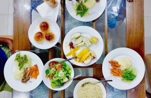 Hotel SU kataragama في كاتاراغاما: مجموعة من أطباق الطعام على طاولة