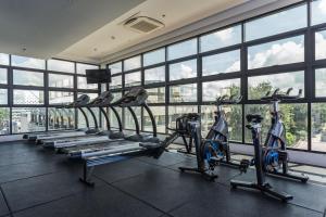 Fitness centrum a/nebo fitness zařízení v ubytování Stonehill Suites