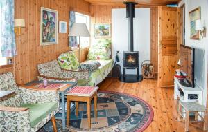 uma sala de estar com um sofá e um fogão a lenha em 3 Bedroom Nice Home In Hyggen em Hyggen