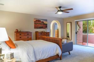 een slaapkamer met een bed en een plafondventilator bij PRIME Uptown Location- Mountain View- Kid Friendly - Sleeps 08 in Sedona