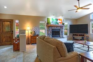 een woonkamer met een bank en een open haard bij PRIME Uptown Location- Mountain View- Kid Friendly - Sleeps 08 in Sedona