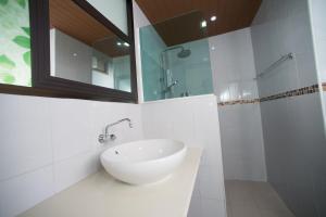 Koupelna v ubytování Srichada Hotel Khaolak - SHA Extra Plus + 37 fotografií