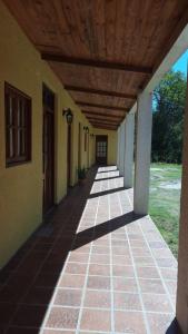un pasillo vacío de un edificio con techo de madera en Posada Tanti El Durazno in 