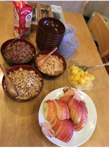 una mesa con platos de comida y tazones de comida en Oyado Uchidaya en Nozawa Onsen