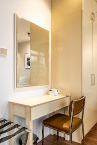 Habitación con escritorio con espejo y silla. en The Rixx Luxury Apartment, en Ho Chi Minh
