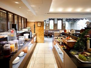 神戸市にあるホテルヴィアマーレ神戸の大きなキッチン(カウンターにたくさんの食べ物を用意)
