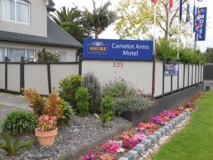 a sign for the entrance to the garden arms motel at ASURE Camelot Arms Motor Lodge in Auckland