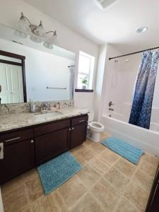 Un baño de Spacious and peaceful 4 bedroom home