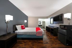 Habitación de hotel con cama y TV de pantalla plana. en OYO Hotel St Helens OR, en Saint Helens
