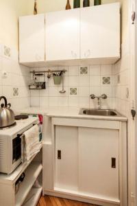 ブダペストにあるHome Away Apartmentの白いキッチン(シンク、電子レンジ付)