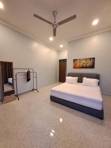 1 dormitorio con 1 cama y ventilador de techo en ZN Homestay Gong Badak en Kampong Pengkalan Maras