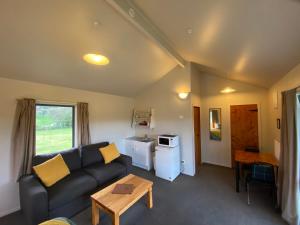 a living room with a couch and a table at Makoura Lodge in Apiti