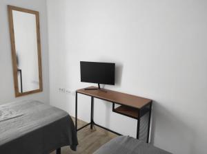 Televízia a/alebo spoločenská miestnosť v ubytovaní Apartamentos Wamba