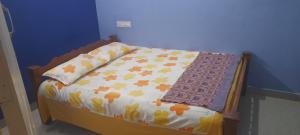 PathanāmthittaにあるB & B Konni, Pathanamthittaのベッド(掛け布団付)が備わる客室です。