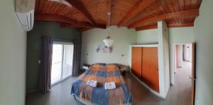 1 dormitorio con cama y techo de madera en Duplex en Parque Síquíman in 