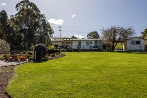 een huis met een groot gazon ervoor bij Olive's Cottage in Windermere