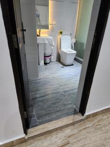 Koupelna v ubytování NIFEWAT APARTMENT,Cardiff suite 2bedroom apartment with gym ,Netflix and WiFi