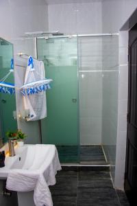 Koupelna v ubytování NIFEWAT APARTMENT,Cardiff suite 2bedroom apartment with gym ,Netflix and WiFi