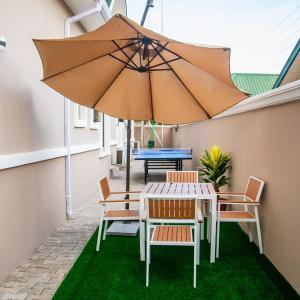 Patio nebo venkovní prostory v ubytování NIFEWAT APARTMENT,Cardiff suite 2bedroom apartment with gym ,Netflix and WiFi