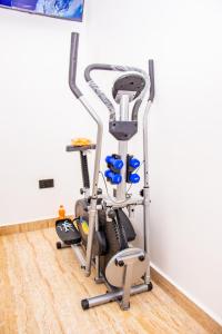 Fitness centrum a/nebo fitness zařízení v ubytování NIFEWAT APARTMENT,Cardiff suite 2bedroom apartment with gym ,Netflix and WiFi