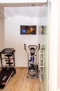 Fitness centrum a/nebo fitness zařízení v ubytování NIFEWAT APARTMENT,Cardiff suite 2bedroom apartment with gym ,Netflix and WiFi