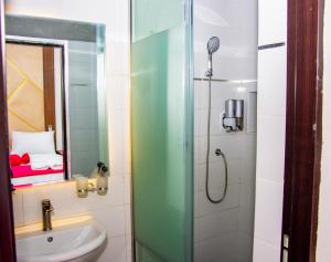Koupelna v ubytování NIFEWAT APARTMENT,Cardiff suite 2bedroom apartment with gym ,Netflix and WiFi + 28 fotografií