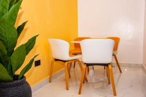 Posezení v ubytování NIFEWAT APARTMENT,Cardiff suite 2bedroom apartment with gym ,Netflix and WiFi