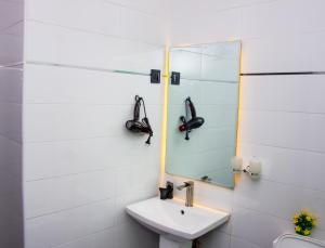 Koupelna v ubytování NIFEWAT APARTMENT,Cardiff suite 2bedroom apartment with gym ,Netflix and WiFi