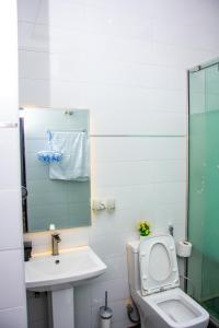 Koupelna v ubytování NIFEWAT APARTMENT,Cardiff suite 2bedroom apartment with gym ,Netflix and WiFi