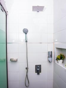 Koupelna v ubytování NIFEWAT APARTMENT,Cardiff suite 2bedroom apartment with gym ,Netflix and WiFi