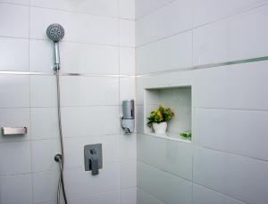 Koupelna v ubytování NIFEWAT APARTMENT,Cardiff suite 2bedroom apartment with gym ,Netflix and WiFi