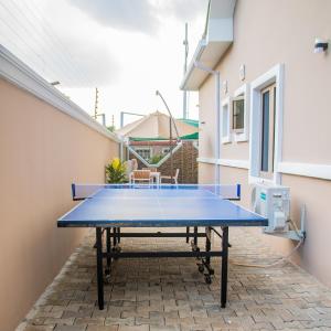 Stolní tenis v ubytování NIFEWAT APARTMENT,Cardiff suite 2bedroom apartment with gym ,Netflix and WiFi nebo okolí