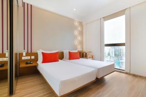 Postel nebo postele na pokoji v ubytování Lemon Tree Hotel, Kalina BKC, Mumbai