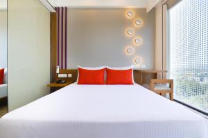 Postel nebo postele na pokoji v ubytování Lemon Tree Hotel, Kalina BKC, Mumbai