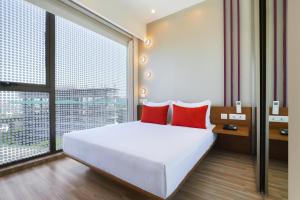 Postel nebo postele na pokoji v ubytování Lemon Tree Hotel, Kalina BKC, Mumbai