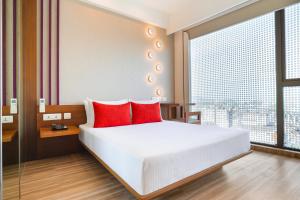 Postel nebo postele na pokoji v ubytování Lemon Tree Hotel, Kalina BKC, Mumbai