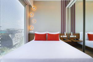 Postel nebo postele na pokoji v ubytování Lemon Tree Hotel, Kalina BKC, Mumbai