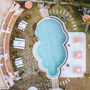 una vista aérea de una piscina en un complejo en Belika Beach Club, en Hiriketiya