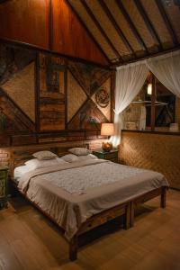 1 dormitorio con 1 cama grande y techo de madera en Pondok Pitaya Balian Hotel, en Selemadeg