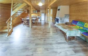 una stanza vuota con tavoli e una sala da pranzo di Four-Bedroom Holiday Home In Choczewo a Choczewo