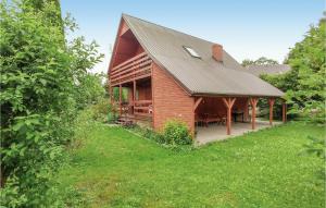 una casa con tetto di paglia e un cortile di Four-Bedroom Holiday Home In Choczewo a Choczewo